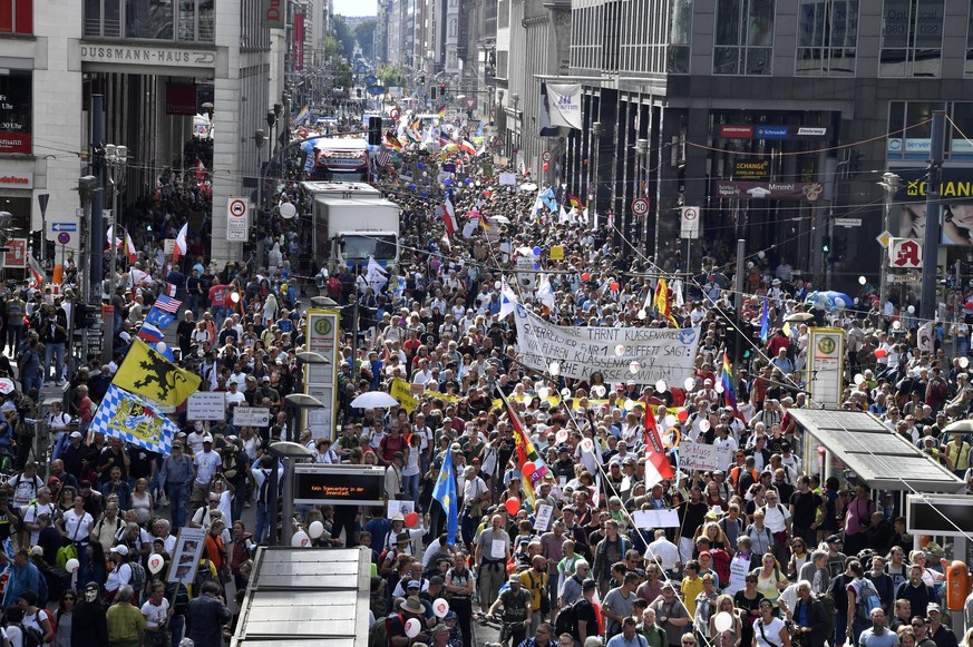 Tausende Menschen demonstrieren gegen die Coronavirus-Auflagen. Au