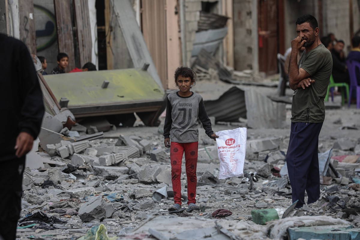 Palestinians inspect the site of an Israeli strike on a house, in Jabalia, in the northern Gaza Strip Palestinians inspect the site of an Israeli strike on a house, in Jabalia, in the northern Gaza St ...