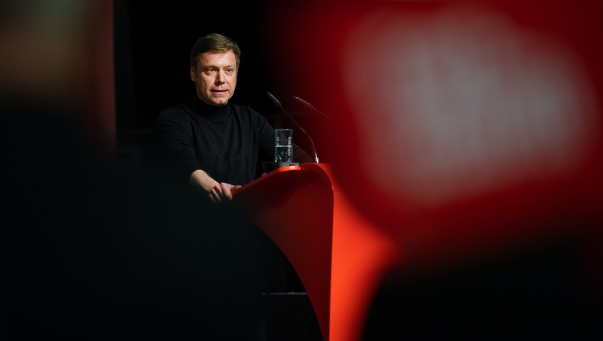 05.11.2022, Sachsen, Löbau: Martin Schirdewan, Co-Vorsitzender der Partei Die Linke, hält eine Rede auf auf dem Landesparteitag Linke Sachsen im Messe- und Veranstaltungspark Löbau. Foto: Paul Glaser/ ...