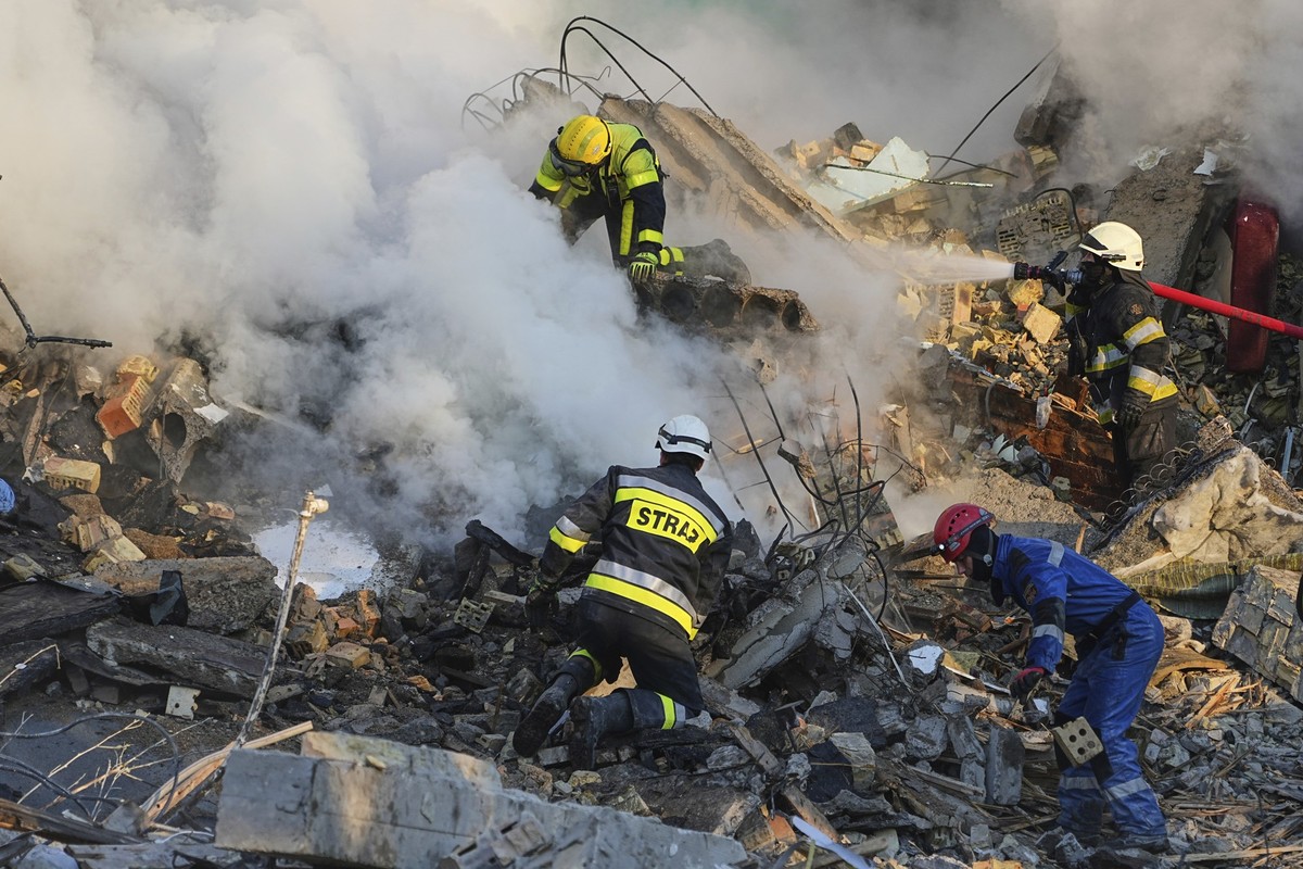 28.08.2025, Ukraine, Kiew: Feuerwehrleute löschen ein brennendes Wohnhaus nach einem russischen Angriff. Foto: Efrem Lukatsky/AP/dpa +++ dpa-Bildfunk +++