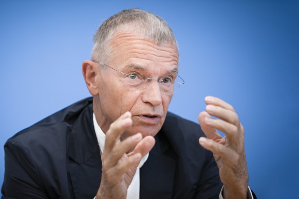 Klaus Hurrelmann spricht bei einer Bundespressekonferenz zur 18. Shell-Jugendstudie.