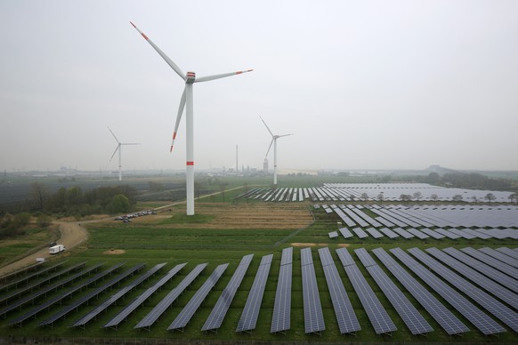 ARCHIV - 25.04.2015, Schleswig-Holstein, B�ttel: Eine Solaranlage und Windr�der sind in B�ttel zu sehen. (Zu dpa: &quot;DGB: Klimawende ist �Jahrhundertchance� f�r Industrie im Norden&quot;) Foto: pic ...