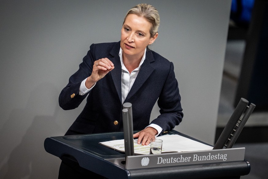 31.01.2024, Berlin: Alice Weidel, Fraktionsvorsitzende der AfD, spricht im Bundestag in der Generaldebatte zum Etat des Bundeskanzlers und des Bundeskanzleramts. (zu dpa: «Weidel: Ampel zieht «Schneis ...