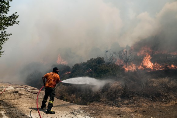 Griechenland - Insel Euböa, Feuer und Löscharbeiten zu Lande und aus der Luft im Süden der griechischen Insel Euböa (Evia), Momentaufnahme nahe dem Ort Marmari am 23. August 2021.