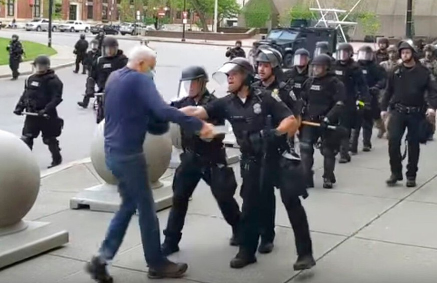 Im Video ist zu sehen, wie der 75-Jährige Martin Gugino von zwei Polizisten geschubst wird und blutend am Boden liegen bleibt.