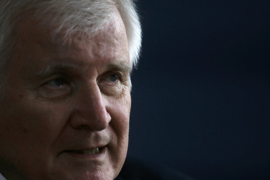 28.07.2020, Berlin: Bundesinnenminister Horst Seehofer (CSU) spricht auf einer Pressekonferenz mit der Schweizer Justizministerin K. Keller-Sutter im Innenministerium. Foto: Markus Schreiber/AP/Pool/d ...