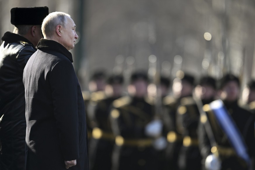 23.02.2023, Russland, Moskau: Dieses von der staatlichen russischen Nachrichtenagentur Sputnik via AP zur Verfügung gestellte Foto zeigt Wladimir Putin (2.v.l), Präsident von Russland, bei einer Kranz ...