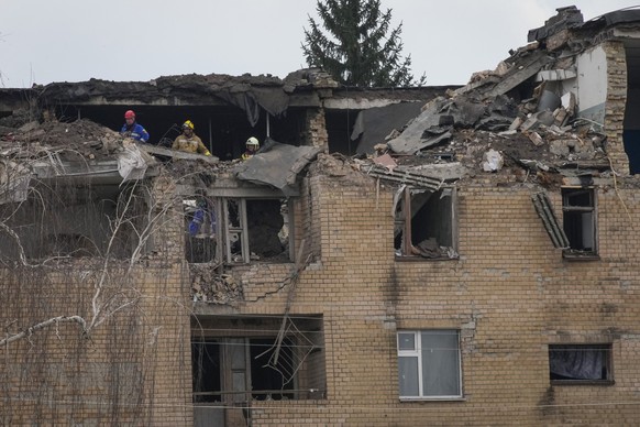 22.03.2023, Ukraine, Rschyschtschiw: Rettungskräfte arbeiten nach einem Drohnenangriff am Ort der Zerstörung. Foto: Efrem Lukatsky/AP/dpa +++ dpa-Bildfunk +++