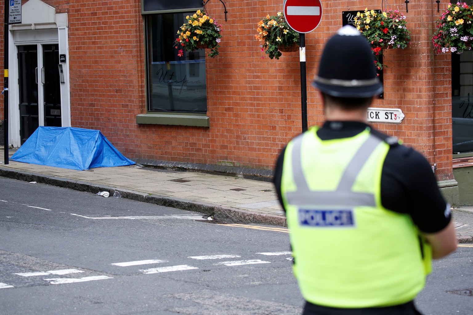 Ein Polizist steht an einem Tatort in Birmingham.