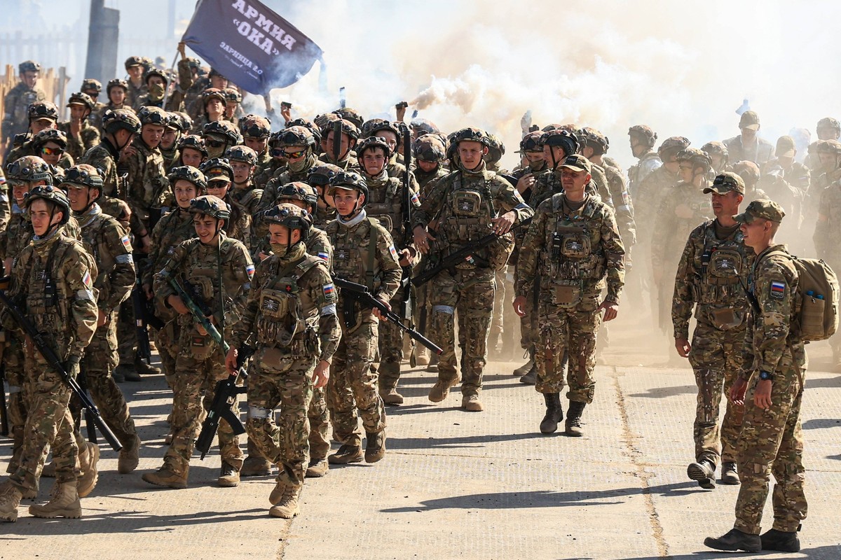 RUSSIA, VOLZHSKY - SEPTEMBER 21, 2025: Participants are seen during the final of the patriotic military sports game Zarnitsa 2.0 at the Volzhsky training ground. The event marks the 80th anniversary o ...