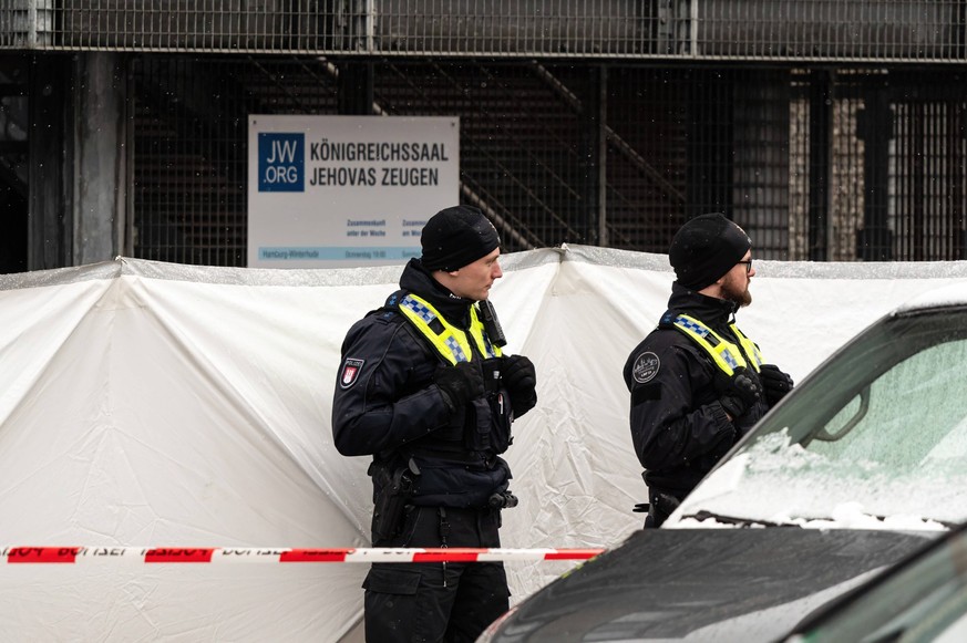 Hamburg Polizeieinsatz nach mutmasslichem Amoklauf in Kirche der Zeugen Jehova am 09.03.2023 in Hamburg-Alsterdorf, Hamburg, 10.03.2023 Polizisten sichern den Tatort ab Polizeieinsatz nach mutmasslich ...