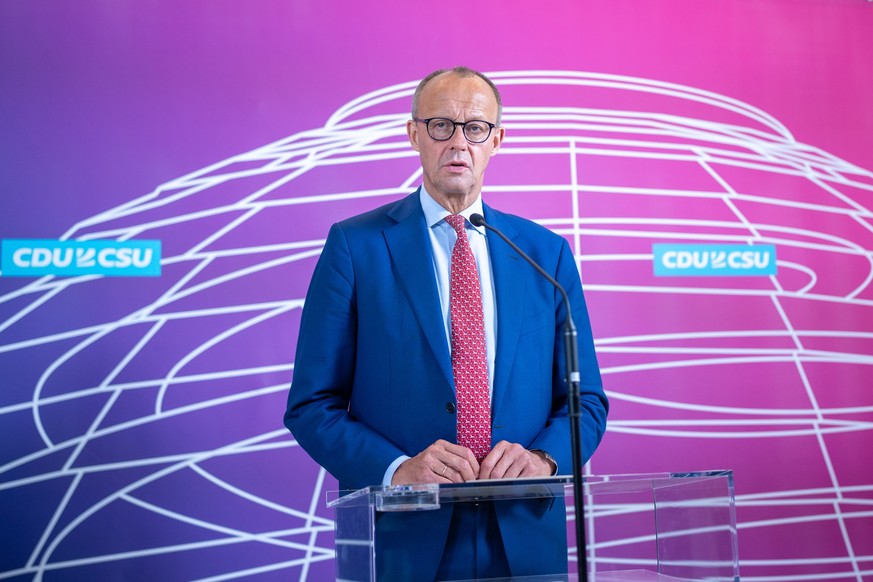 26.09.2023, Berlin: Friedrich Merz, CDU Bundesvorsitzender und Fraktionsvorsitzender der CDUCSU Fraktion, spricht vor Beginn der Fraktionssitzung im Bundestag. Foto: Michael Kappeler/dpa +++ dpa-Bildf ...