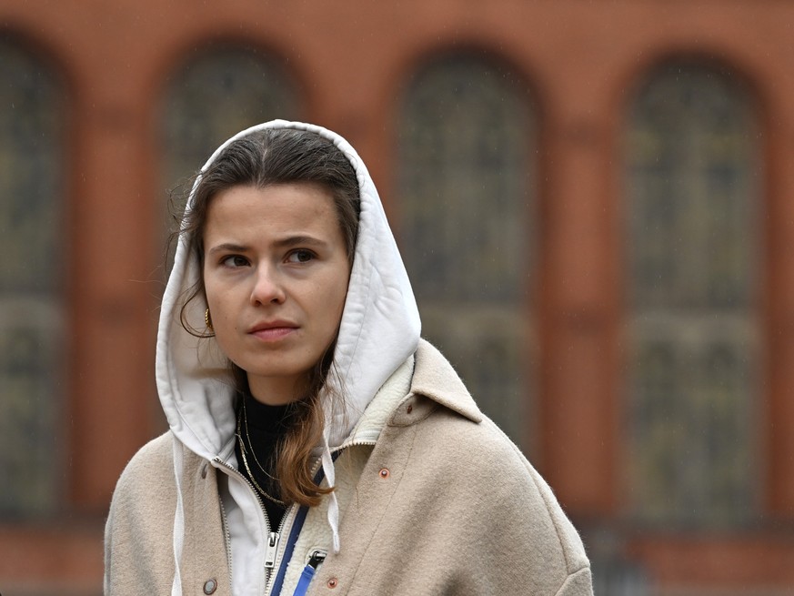 26.10.2023, Berlin: Luisa Neubauer, Aktivistin, steht vor dem Roten Rathaus während einer Pressekonferenz von Fridays for Future zur Klima-Bilanz eines halben Jahres der schwarz-roten Koalition. Monie ...