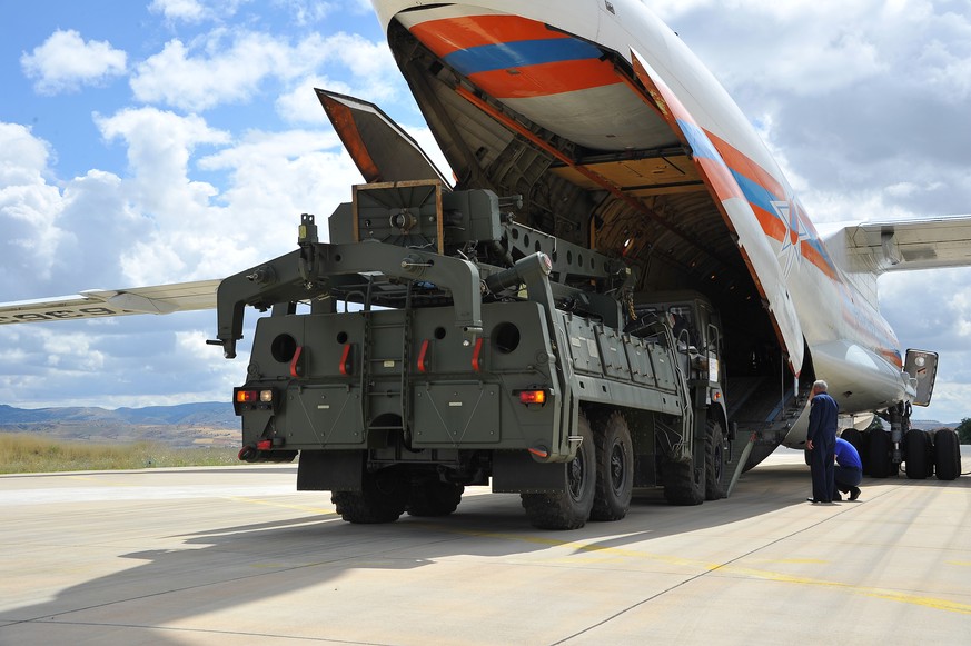 Teile des Raketenabwehrsystems S-400 aus Russland werden auf Luftwaffenstützpunkt Mürted aus einer russischen Antonow entladen.