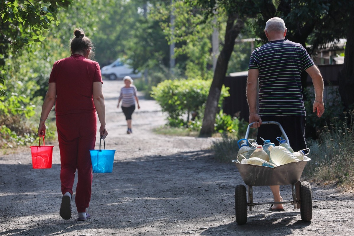 RUSSIA, DONETSK - JULY 30, 2025: Local people collect water. On July 18, the republic faced difficulties securing water supply, with reservoirs running dry amid the ongoing water blockade stiffened by ...
