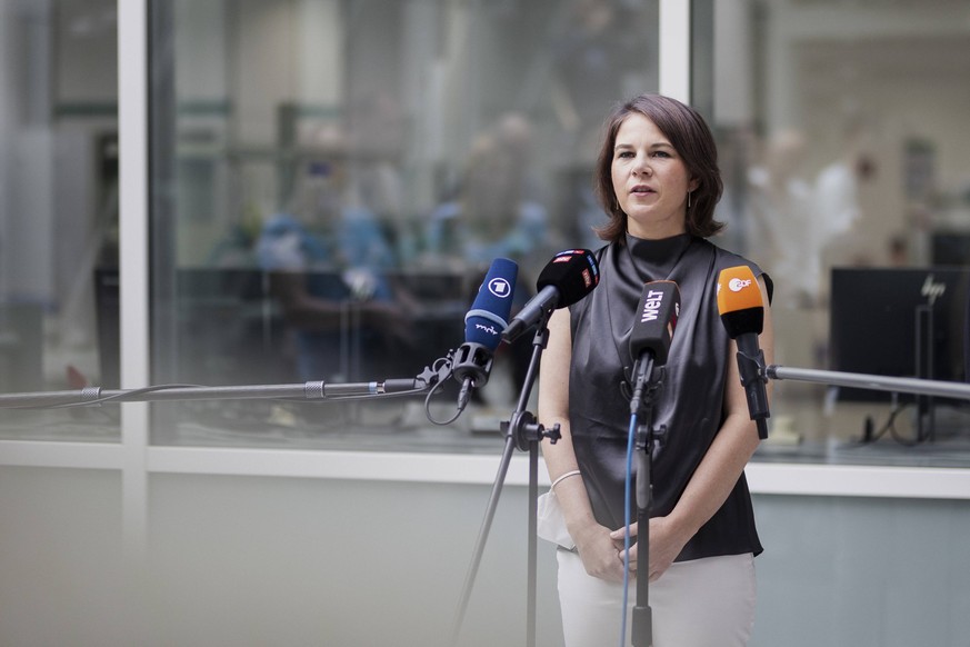 Annalena Baerbock Buendnis 90/Die Gruenen, Bundesaussenministerin, spricht zu den Medien nach dem Besuch des Pharmaunternehmens Salutas, aufgenommen im Rahmen der Deutschlandreise der Aussenministerin ...