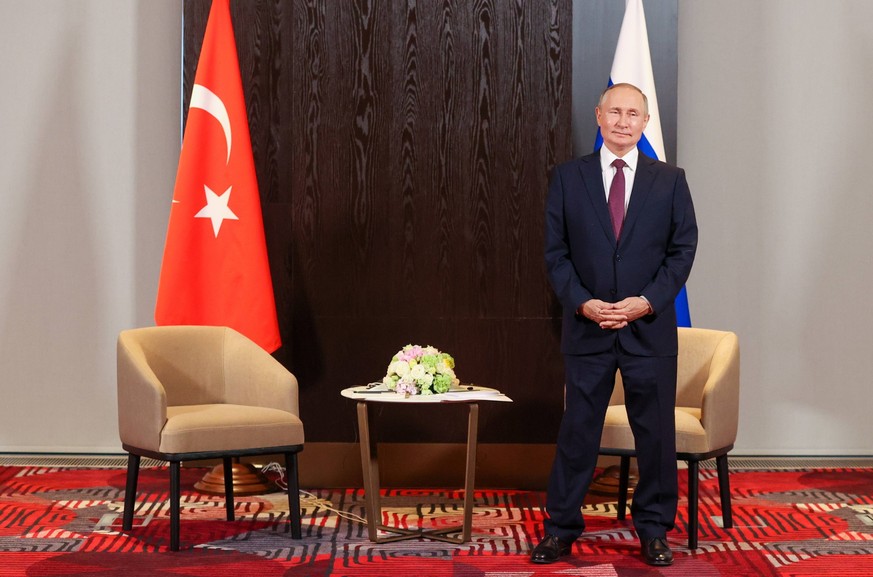 News Bilder des Tages SAMARKAND, UZBEKISTAN SEPTEMBER 16, 2022: Russia s President Vladimir Putin looks on during a bilateral meeting with Turkey s President Recep Tayyip Erdogan on the sidelines of a ...