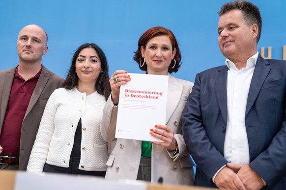 Bundespressekonferenz in Berlin - Vorstellung 5. Gemeinsamer Bericht - Diskriminierung in Deutschland - Sven Lehmann, Beauftragter der Bundesregierung für die Akzeptanz sexueller und geschlechtlicher  ...