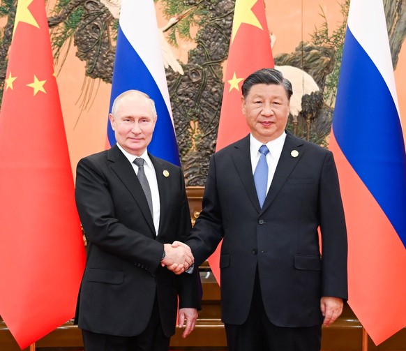 231018 -- BEIJING, Oct. 18, 2023 -- Chinese President Xi Jinping holds talks with Russian President Vladimir Putin at the Great Hall of the People in Beijing, capital of China, Oct. 18, 2023. Putin is ...