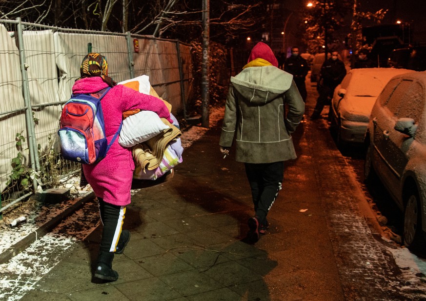 06.02.2021, Berlin: Bewohner des Obdachlosencamps verlassen das Camp in der Rummelsburger Bucht. Aufgrund der Wetterentwicklung hatte sich der Bezirk Lichtenberg f