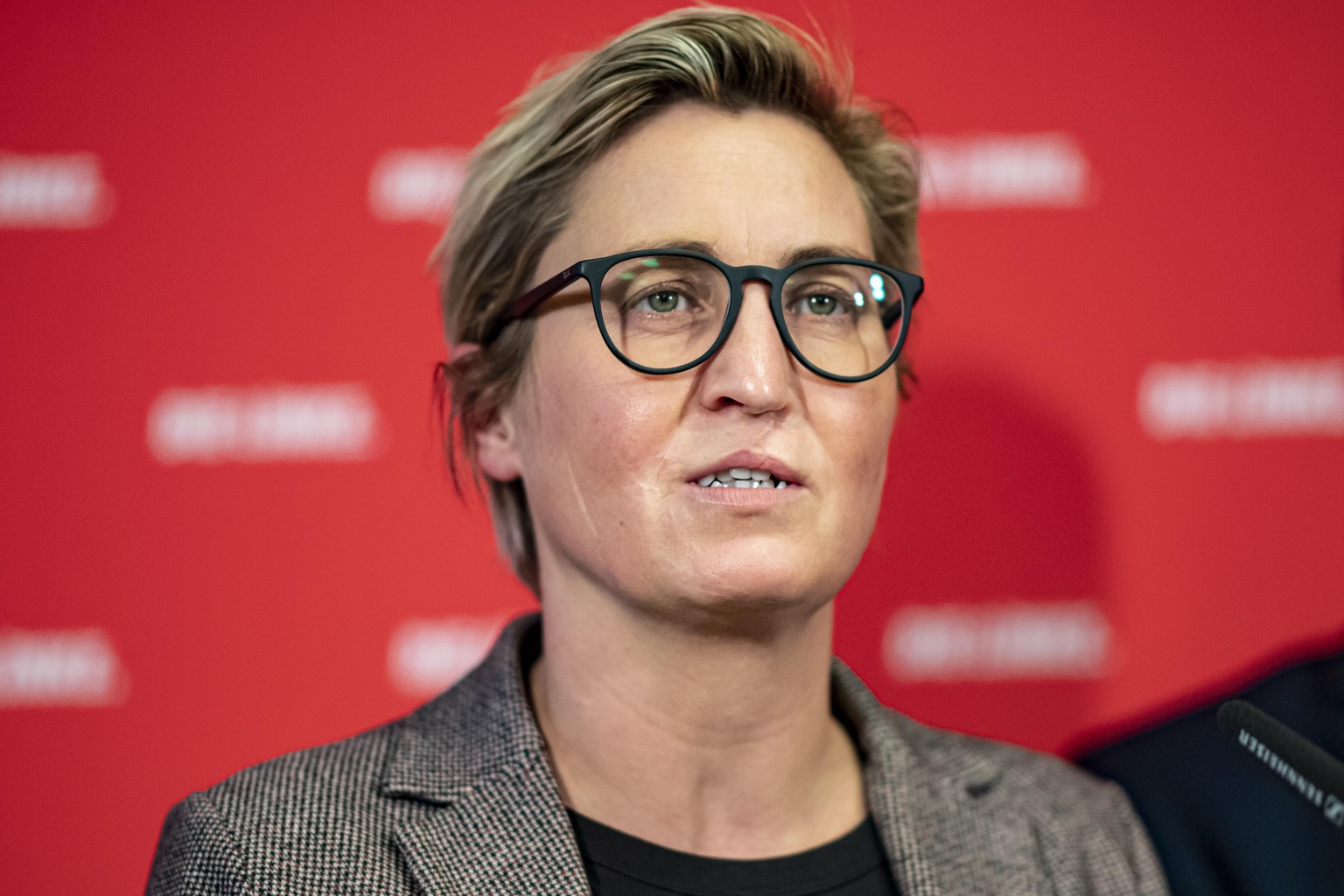 Susanne Hennig-Wellsow (Die Linke), Parteivorsitzende, nimmt an einer Pressekonferenz im Karl-Liebknecht-Haus am Tag nach der Bundestagswahl teil.