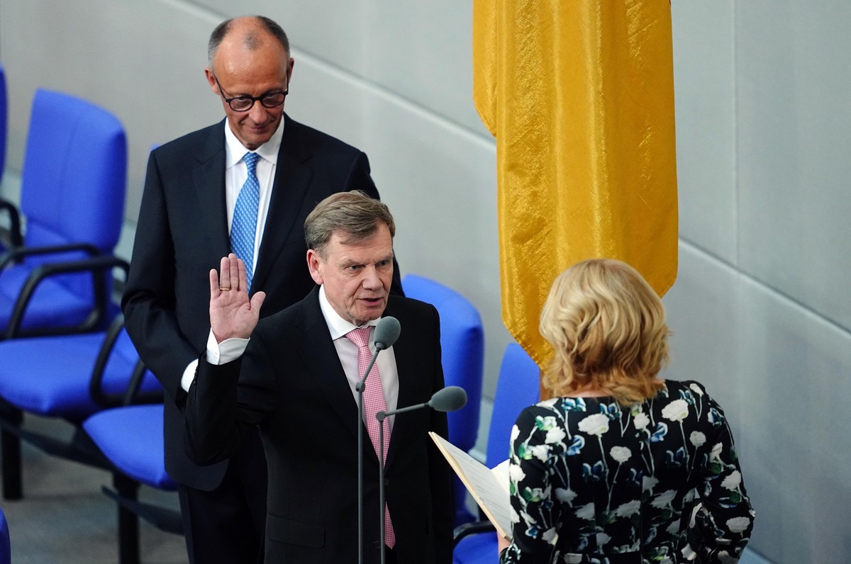 06.05.2025, Berlin: Johann Wadephul (M, CDU), Au�enminister, legt im Beisein von Bundeskanzler Friedrich Merz (l, CDU) vor Bundestagspr�sidentin Julia Kl�ckner (CDU) im Bundestag bei der Vereidigung d ...