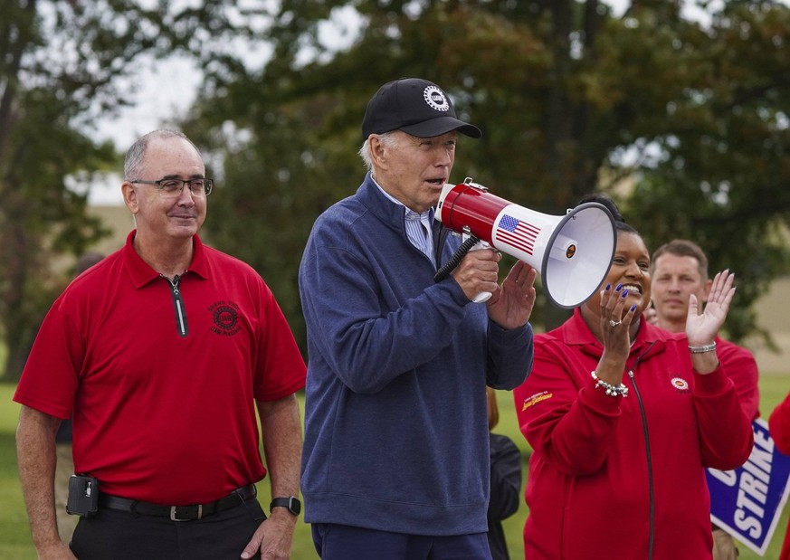 September 26, 2023, Belleville, Michigan, USA: President JOE BIDEN speaks with workers picketing at General Motors Willow Run Redistribution in Belleville on Tuesday, during a stop in Michigan. Bellev ...