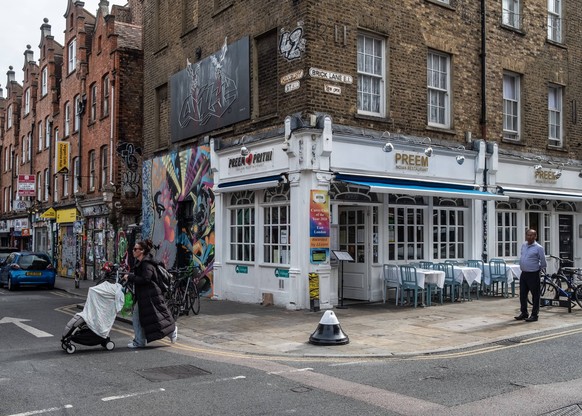 restaurants in the Hindu district of Bricklane empty of customers. In the working-class areas of Bricklane in London, many Britons are being hit hard by the economic crisis, inflation and rising gas a ...