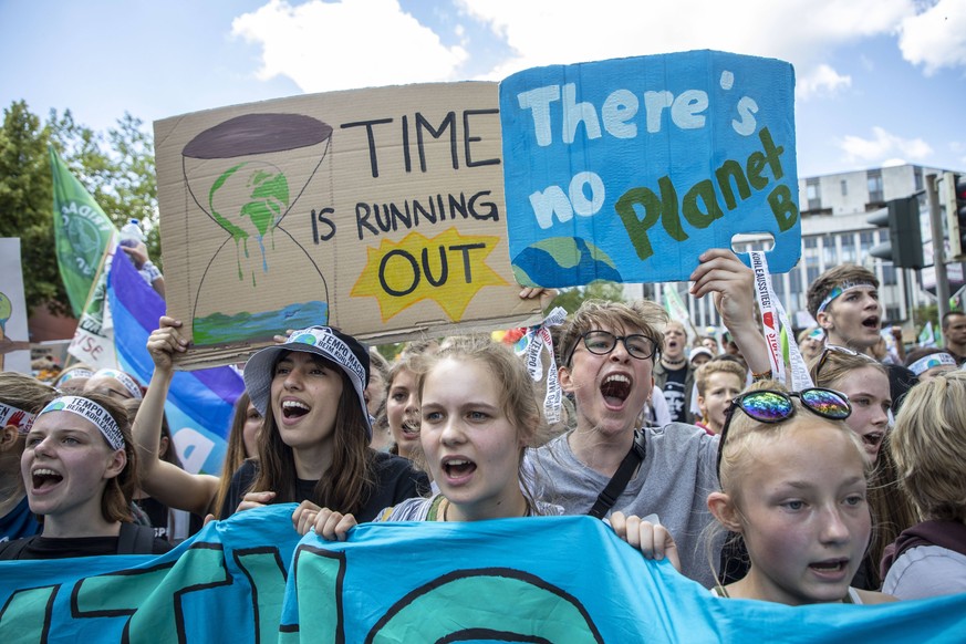 Erste internationale Klimaschutz Demonstration, Klimastreik, der Bewegung Fridays for Future, in Aachen, mit mehreren zehntausend Teilnehmern, *** First international climate protection demonstration, ...