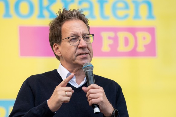 16.09.2022, Niedersachsen, Oldenburg: Stefan Birkner, Landesvorsitzender und Spitzenkandidat der FDP Niedersachsen, spricht bei einer Wahlkampfveranstaltung der Liberalen zur Landtagswahl auf dem Schl ...