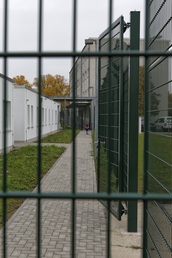 Flughafenasyl-Unterkunft Schoenefeld DEU, Deutschland, Schoenefeld, 2013-10-09: Unterkunft fuer Asylsuchende nach dem sogenannten Flughafenasylverfahren am Flughafen Schoenefeld bei Berlin. Im Bild di ...