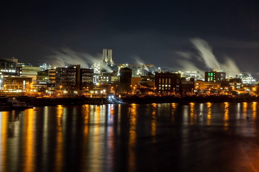 Nachtaufnahme von der BASF in Ludwigshafen mit dem Rhein im Vordergrund *** Night shot of BASF in Ludwigshafen with the Rhine in the foreground Copyright: xUdoxHerrmannx