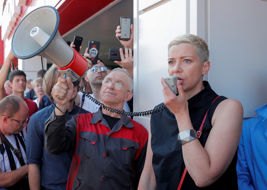 Belarusian opposition politician Maria Kolesnikova addresses participants of a demonstration against presidential election results in Minsk, Belarus August 17, 2020. REUTERS/Vasily Fedosenko