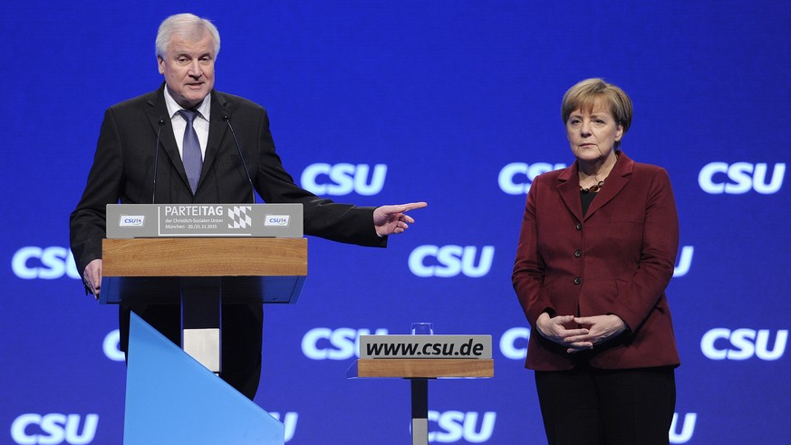 Horst SEEHOFER (Ministerpraesident Bayern und CSU Vorsitzender) mit Bundeskanzlerin Angela MERKEL (CDU) auf dem Podium.
CSU Parteitag 2015 ,Messe Muenchen,am 20.11.2015. | Verwendung weltweit