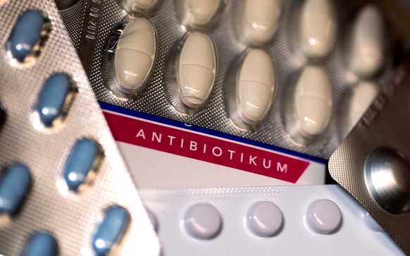 ARCHIV - 22.11.2021, Berlin: Eine Packung Antibiotika (M) und diverse andere Medikamente liegen auf einem Tisch in einer Apotheke. (Gestellte Szene; zu dpa: «Weniger Antibiotika bei Erkältungen verord ...