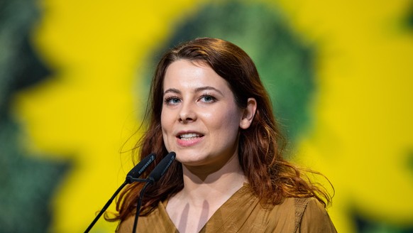 Jamila Schäfer, stellvertretende Bundesvorsitzenden von Bündnis 90/Die Grünen, spricht auf dem Bundesparteitag der Grünen zu den Delegierten. Auf der Bundesdelegiertenkonferenz (BDK) vom 15. bis 17. N ...