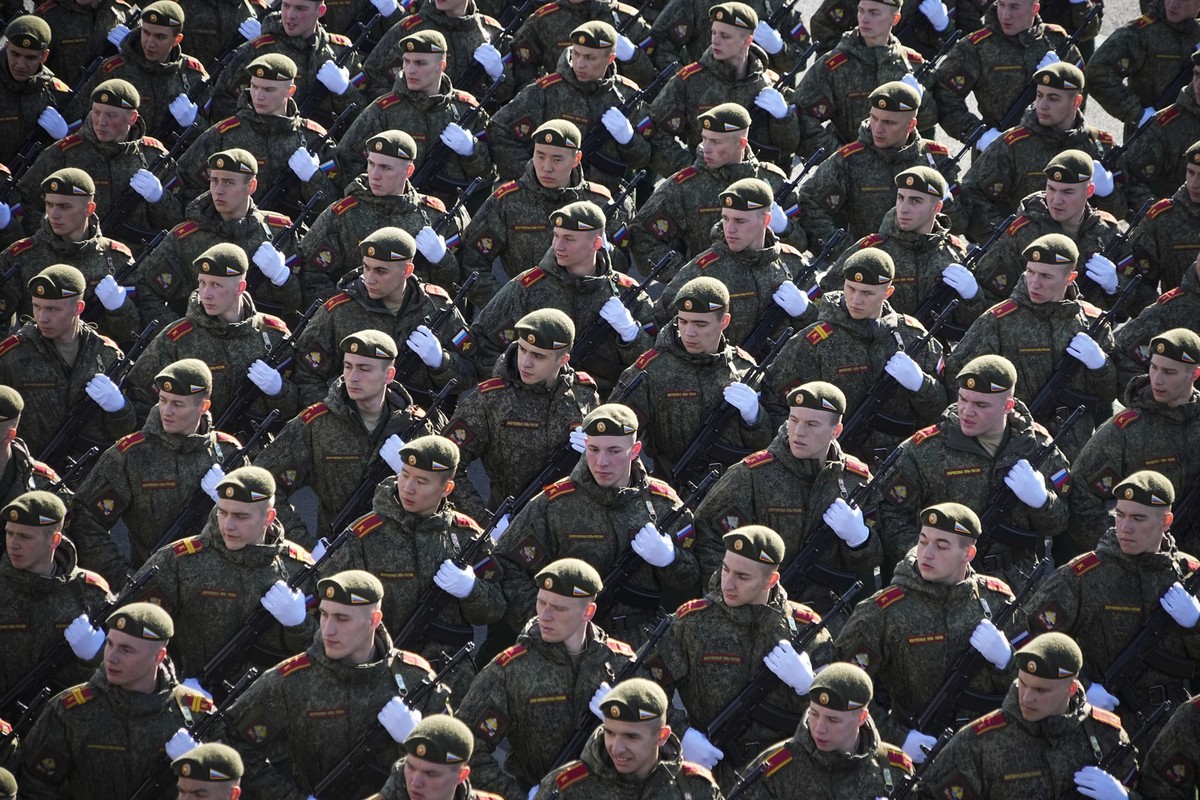 07.05.2023, Russland, Moskau: Russische Soldaten marschieren zum Roten Platz, um an einer Generalprobe für die Militärparade zum Tag des Sieges teilzunehmen. Russland feiert am 9. Mai den Tag des Sieg ...
