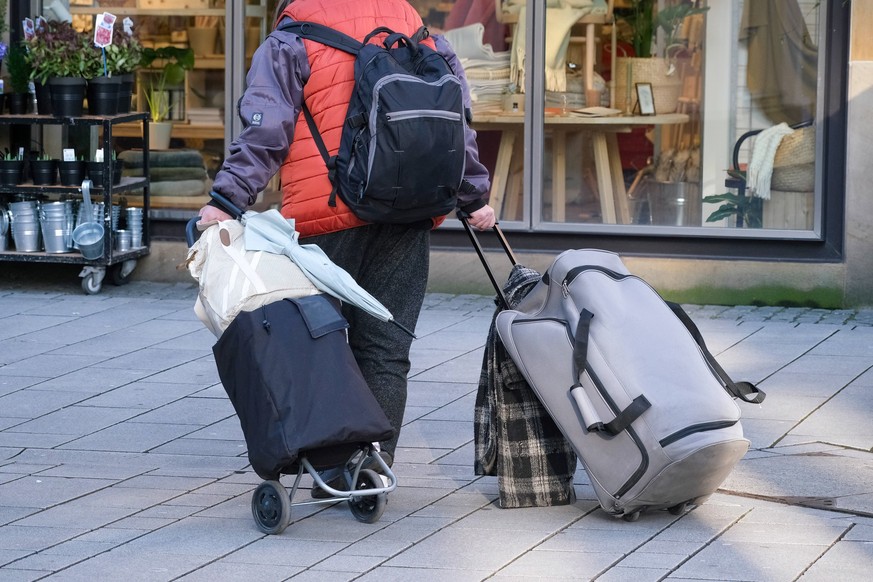 Düsseldorf 16.01.2024 Obdachloser Obdachlose Flaschensammler Leergut Flaschenpfand Hausrat Hartz IV Satz Lebenshaltungskosten Arbeitslosengeld Grundsicherung Sozialleistungen Existenzminimum Regelsatz ...