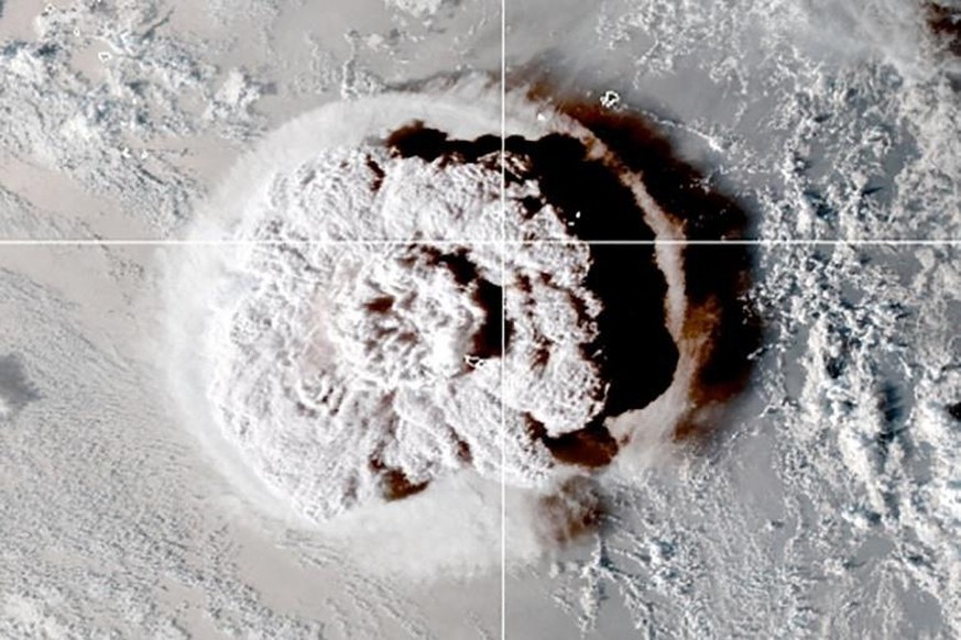 Satellitenbilder zeigen die gigantische Eruption des unterseeischen Feuerbergs 65 Kilometer vor der Küste von Tonga im Südpazifik. 