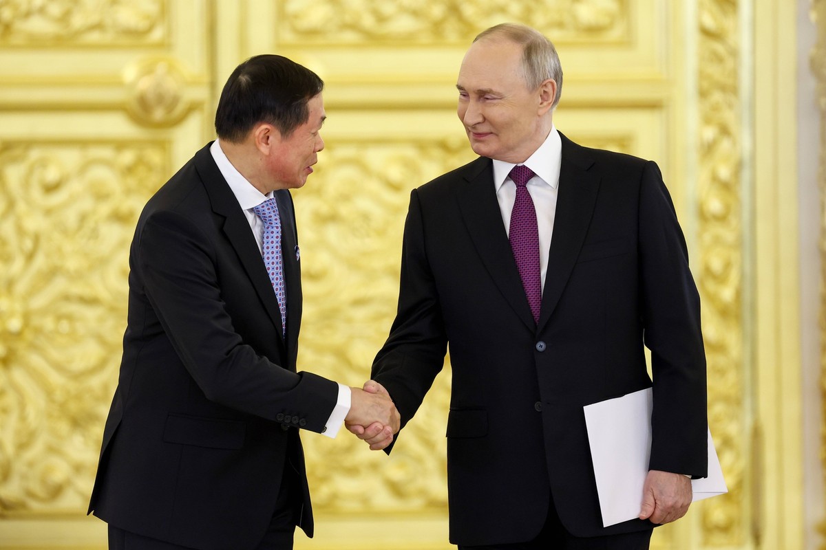 RUSSIA, MOSCOW - NOVEMBER 5, 2024: Russia s President Vladimir Putin R and Laos Ambassador to Russia Siphandone Oybouabouddy shake hands during a ceremony of presenting credentials to Putin by 28 fore ...