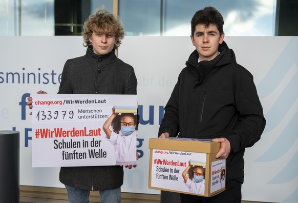 Tobias Westphal (l.) und Anjo Genow, Schülersprecher aus Berlin, stehen vor einer Petitionsübergabe von "#WirWerdenLaut" vor dem Bundesministerium für Bildung und Forschung.