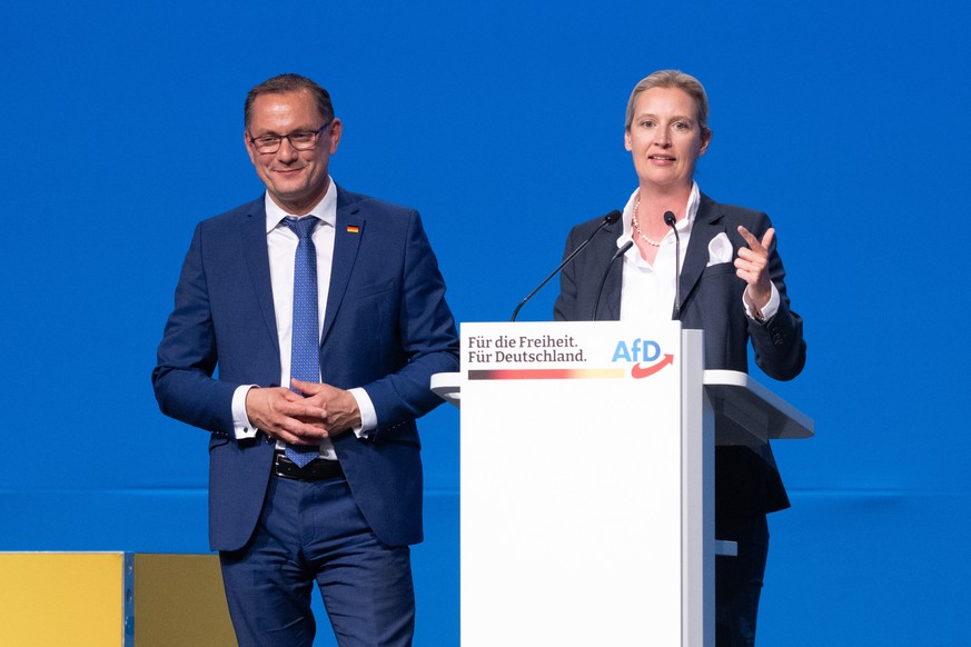 Alice Weidel, Fraktionsvorsitzende der AfD, spricht auf dem Bundesparteitag der AfD in der Sachsenarena neben Tino Chrupalla, AfD-Bundesvorsitzender und Fraktionsvorsitzender der AfD, zu den Delegiert ...