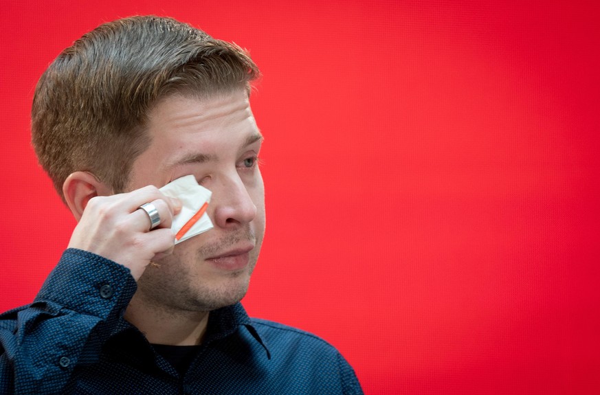 28.11.2020, Berlin: Kevin Kühnert, der scheidende Bundesvorsitzende der Jusos, reibt sich bei seiner Rede beim Online-Bundeskongress der Jungsozialisten (Jusos) im Willy-Brandt-Haus die Tränen aus den ...