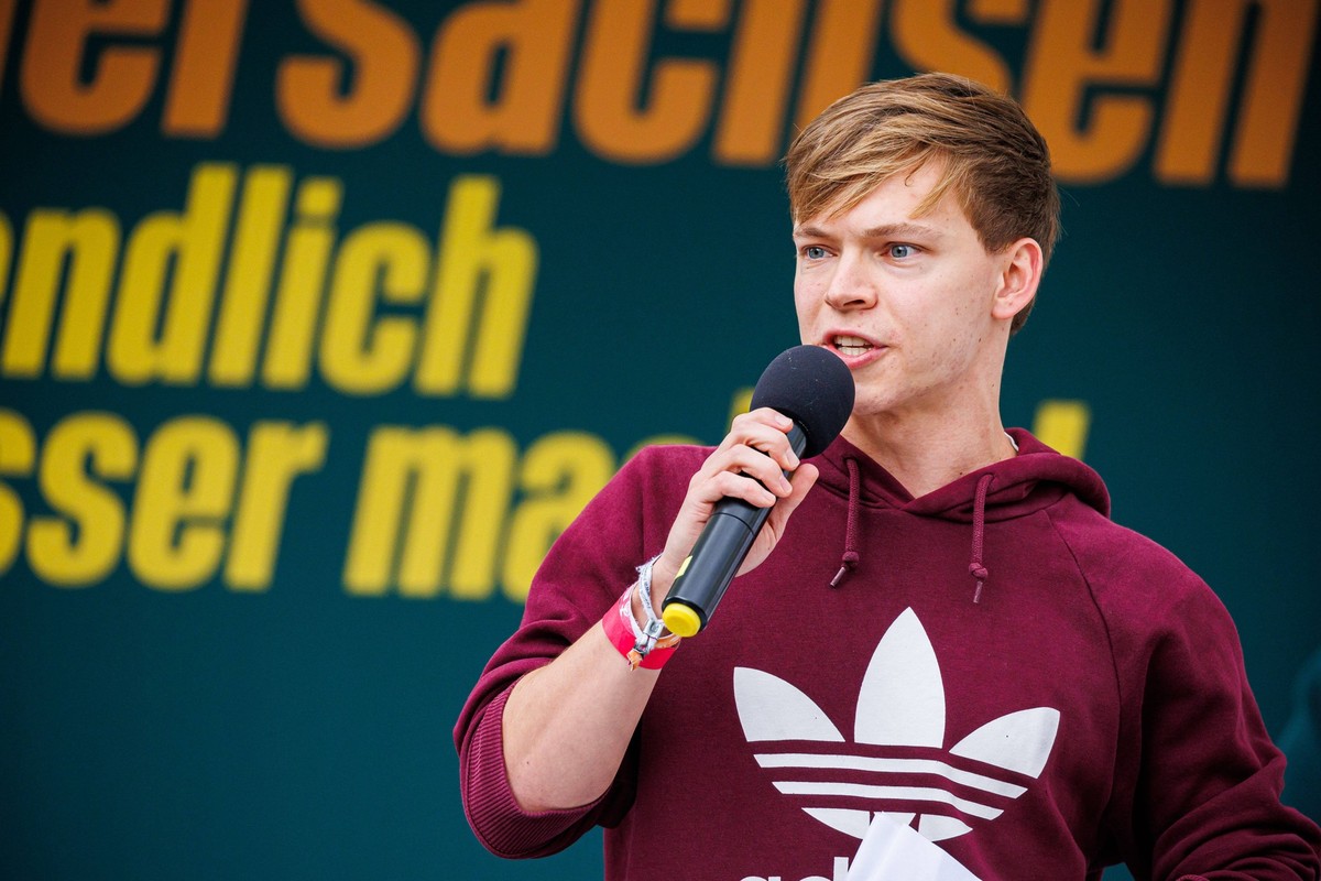 Hannover, Deutschland 02. Oktober 2022: Wahlkampfveranstaltung B�ndnis 90 / Die Gr�nen - Landtagswahl Niedersachsen Im Bild: Timon Dzienus, Bundessprecher der Gr�nen Jugend, redet auf einer B�hne w�hr ...
