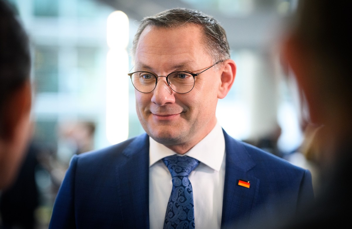 25.02.2025, Berlin: Tino Chrupalla, Bundesvorsitzender der AfD, unterh�lt sich vor Beginn der konstituierenden Sitzung der AfD-Fraktion im Deutschen Bundestag. Nach der Bundestagswahl kommen die Bunde ...