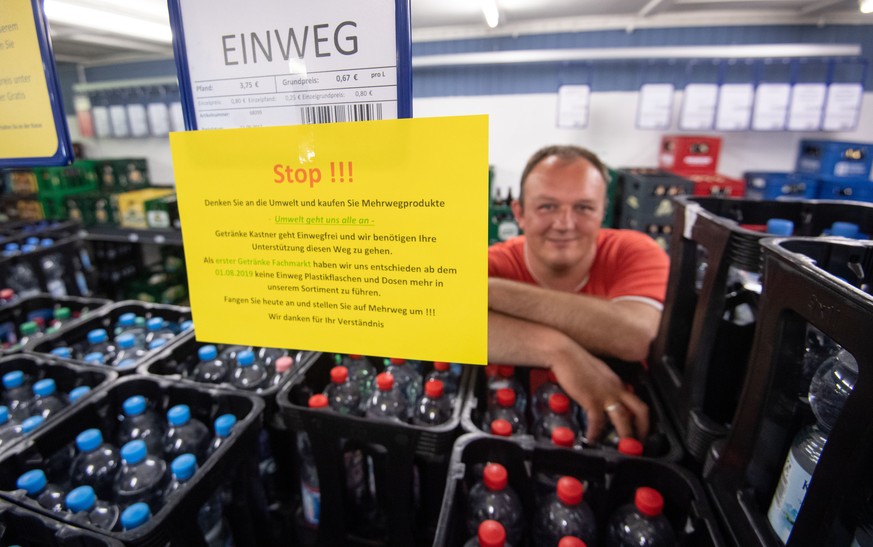 Hans-Peter Kastner hat ein Stoppschild über den Plastikflaschen in seinem Getränkemarkt installiert.