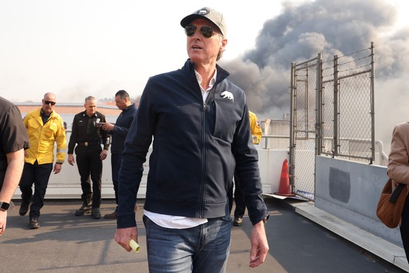 08.01.2025, USA, Los Angeles: Der kalifornische Gouverneur Gavin Newsom besichtigt Pacific Palisades während des zweiten Tages des Palisades-Feuers. Foto: Jonathan Alcorn/ZUMA Press Wire/dpa +++ dpa-B ...