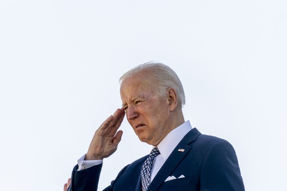 ARCHIV - 17.05.2022, USA, Andrews Air Force Base: Joe Biden, Pr�sident der USA, salutiert, bevor er auf der Andrews Air Force Base die Air Force One besteigt. Der Pr�sident und die First Lady reisen n ...