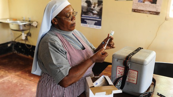 Eine Krankenschwester mit einer Schutzimpfung für Massai-Frauen in Tansania.