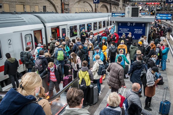 Reisewelle, ueberfuellte Bahngleise, Chaos und Menschenmassen am Hauptbahnhof Hamburg, 21.10.2021, Foto: EIBNER/Juergen Biniasch